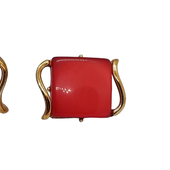 COROCRAFT 1950S CHERRY RED SQUARE LUCITE & GOLDTONED CLIP ON EARRINGS - Picture 5 of 7